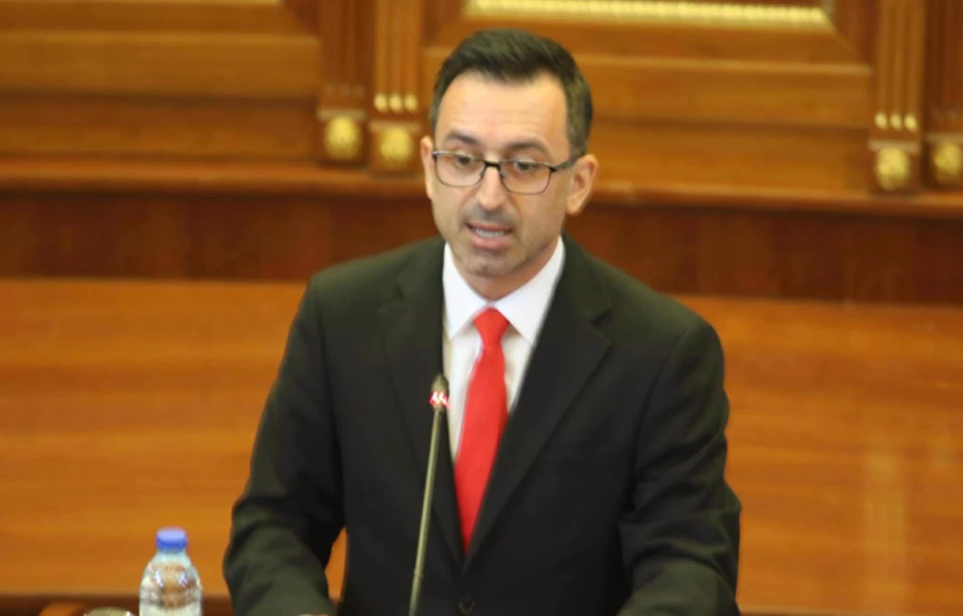 Vijnë urimet e para për Bashën kryeparlamentar