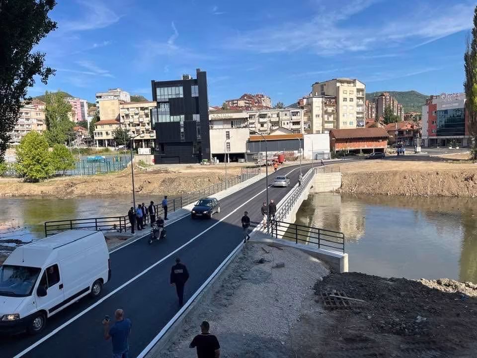 Albin Kurti hap urën mbi lumin Ibër   Mitrovica bashkohet pas më shumë se dy dekadash ndarje 